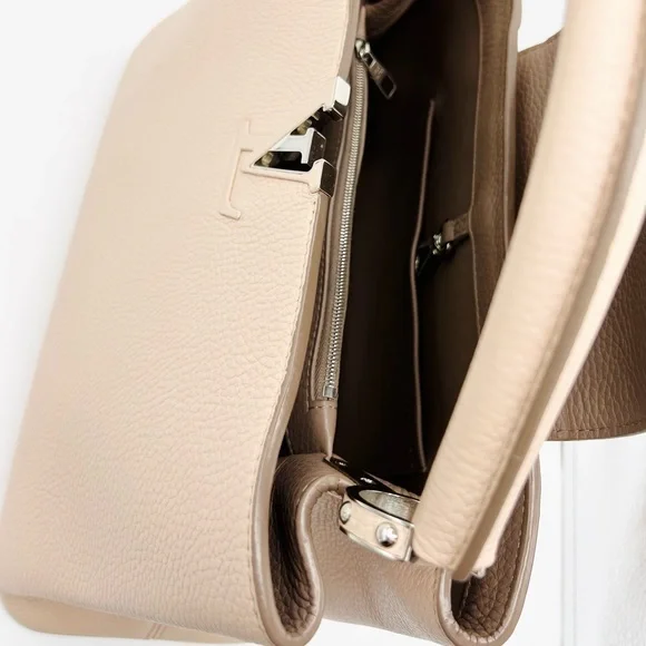 Louis Vuitton French Rose Capucines MM - Picture 12 of 17